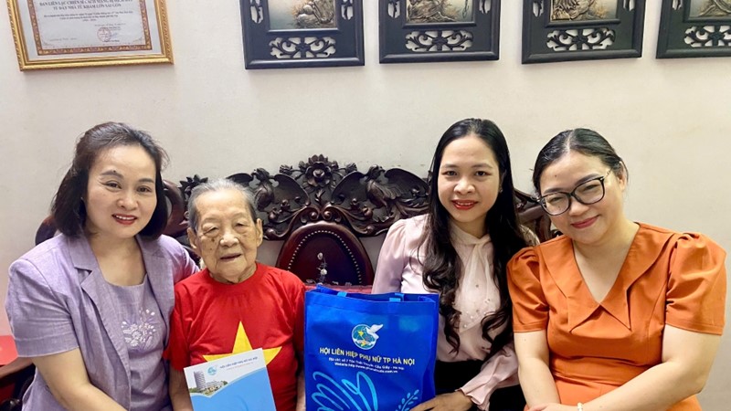 Hội LHPN Hà Nội: Tri ân các Mẹ Việt Nam Anh hùng, cựu tù chính trị