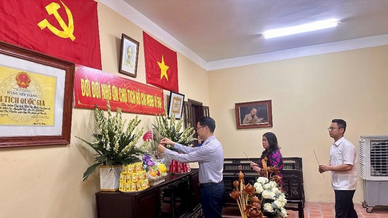 MTTQ Việt Nam phường Phú Thượng dâng hương tại nơi Bác Hồ ở và làm việc