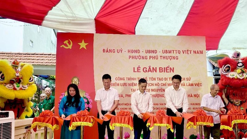 Phường Phú Thượng gắn biển công trình lịch sử, giáo dục truyền thống cách mạng