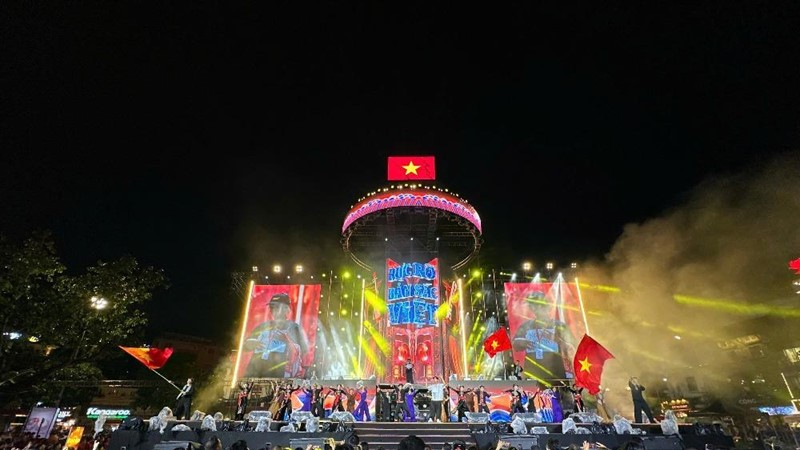 Người dân nô nức hòa mình vào không khí Tết Độc lập quanh Hồ Gươm