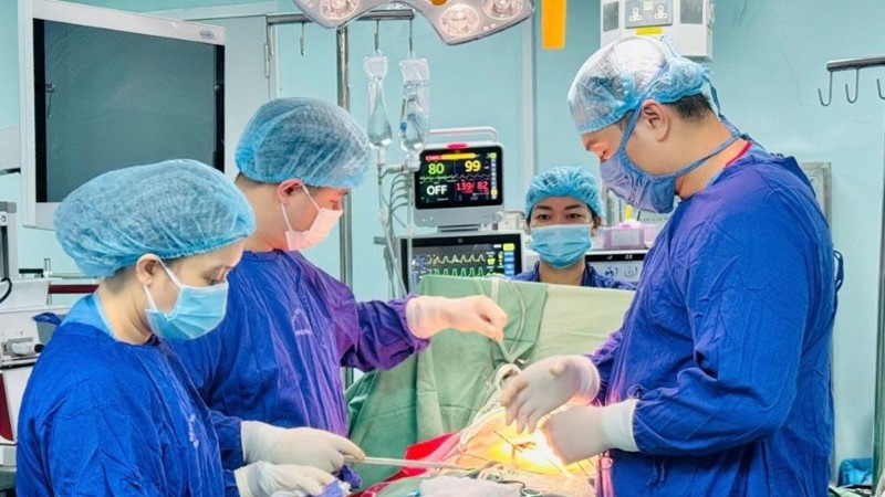 Cụ ông 80 tuổi bị thủng ruột, suýt mất mạng vì mảnh xương cá nhỏ