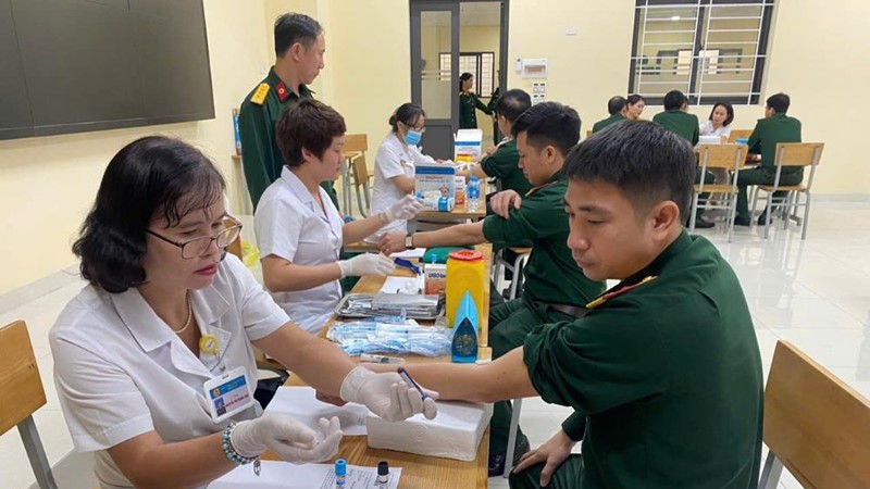 Nữ chiến sĩ áo trắng tận tụy ở bệnh xá Học viện Chính trị