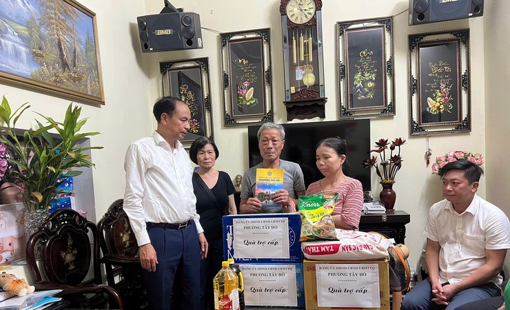 Lãnh đạo phường Tây Hồ thăm hỏi, hỗ trợ gia đình bị cháy nhà tại đường Lạc Long Quân