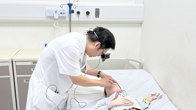 “Hành trình tìm lại ánh sáng” của cậu bé 10kg mắc bệnh xương thủy tinh