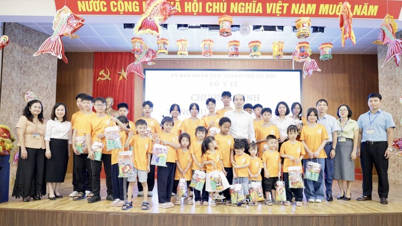 Lãnh đạo Sở Y tế thăm, tặng quà trung thu cho các em thiếu nhi