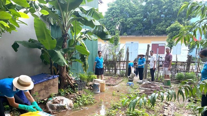 Hà Nội khẩn trương triển khai công tác y tế, bảo đảm nước sạch, an toàn thực phẩm và phòng bệnh sau mưa lũ