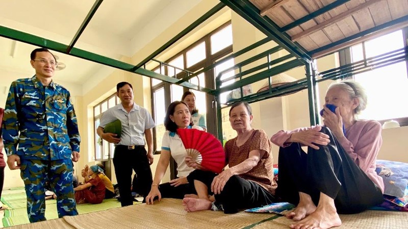 Hội LHPN Hà Nội và Sư đoàn Phòng không 361 chia sẻ khó khăn với người dân bị ảnh hưởng bởi bão lũ