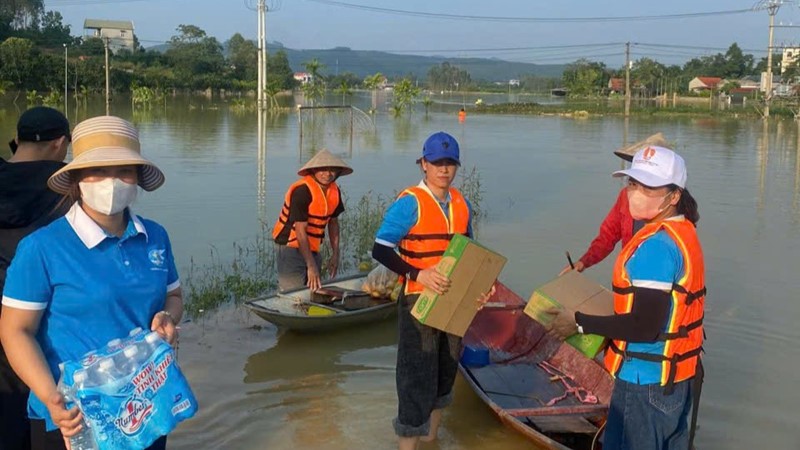 Ấm tình phụ nữ Phú Thượng giữa ngày bão lũ