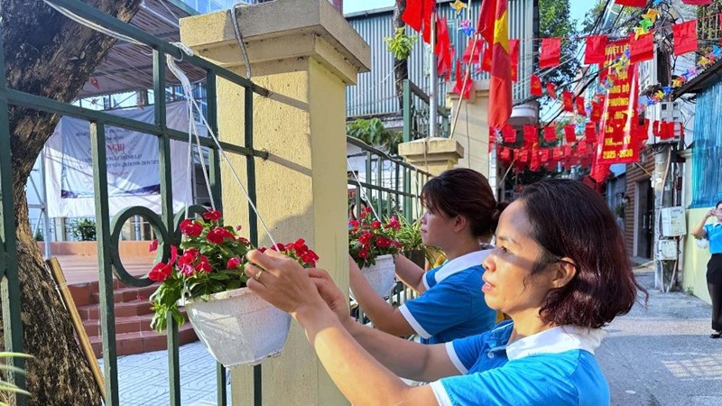 Hội LHPN phường Phú Thượng nghiệm thu công trình “Đoạn đường nở hoa” chào mừng 20/10