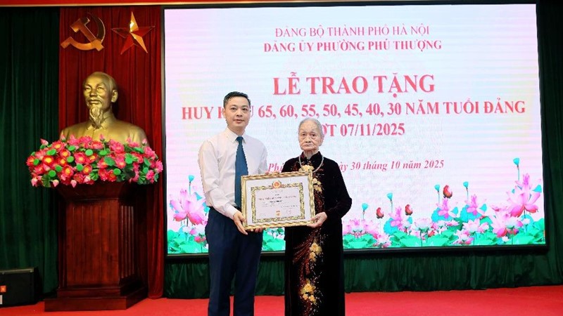 Phú Thượng trao tặng Huy hiệu Đảng cho các đảng viên ưu tú