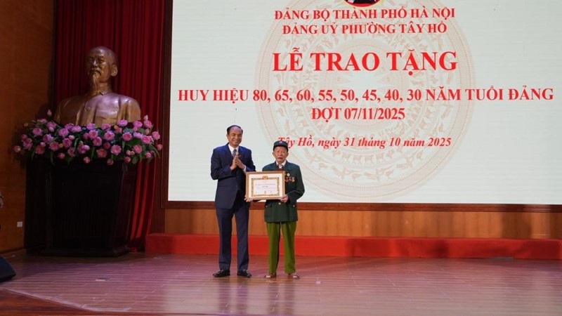 Đảng ủy phường Tây Hồ trao Huy hiệu Đảng tặng 129 đảng viên