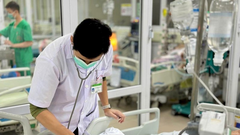 Mùa lạnh, cảnh giác nguy cơ mắc viêm phổi ở người cao tuổi