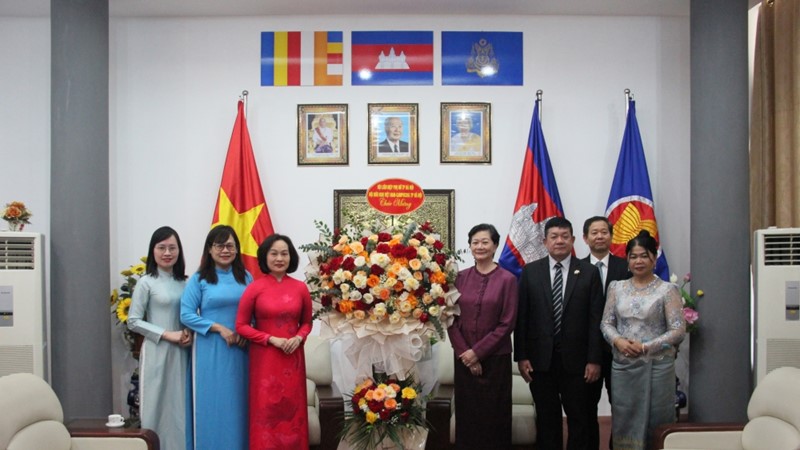 Hội LHPN Hà Nội thăm, chúc mừng Đại sứ quán Campuchia nhân dịp Quốc khánh Vương quốc Campuchia
