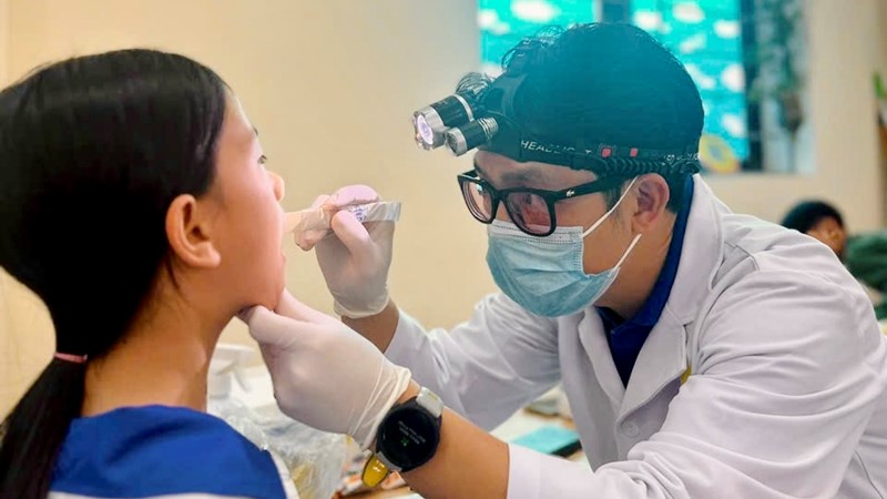 Bệnh viện Hữu nghị Việt Nam – Cu Ba phối hợp khám, tư vấn sức khỏe cho học sinh vùng lũ Thái Nguyên