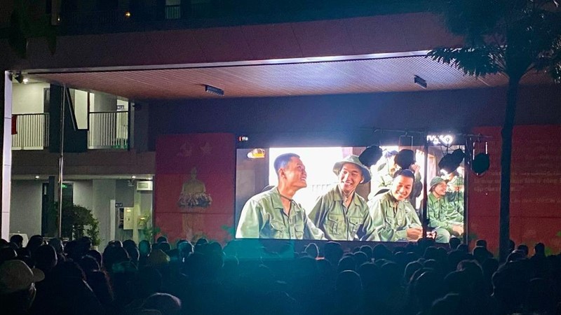 Phường Phú Thượng: Công chiếu miễn phí phim "Mưa đỏ" tới hơn 2.000 người xem