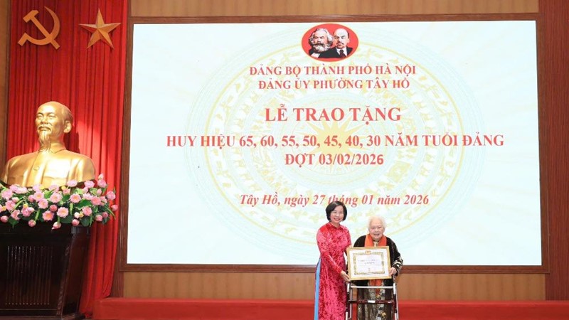 Tây Hồ trang trọng tổ chức Lễ trao tặng Huy hiệu Đảng đợt 03/02/2026