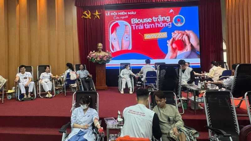 Blouse trắng - Trái tim hồng: Nghĩa cử đẹp của cán bộ y tế Bệnh viện Hữu Nghị