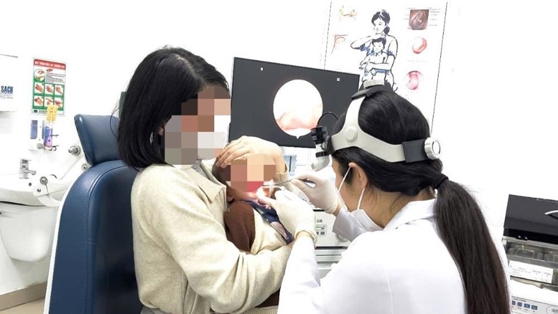 Tưởng trẻ kém ăn, hóa ra hóc ghim sắc nhọn trong họng