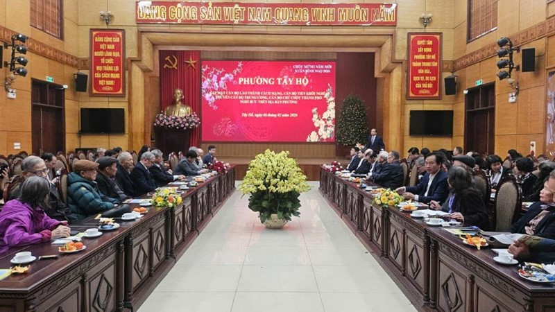 Phường Tây Hồ gặp mặt cán bộ lão thành cách mạng, cán bộ tiền khởi nghĩa nhân dịp Tết Nguyên đán Bính Ngọ 2026