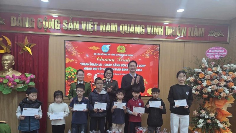 Hội LHPN phường Phú Thượng tặng quà trẻ em mồ côi, hoàn cảnh khó khăn dịp Tết Nguyên đán Bính Ngọ 2026