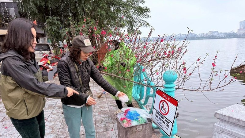 Phụ nữ Tây Hồ đồng loạt ra quân bảo vệ môi trường Hồ Tây dịp Tết ông Công, ông Táo