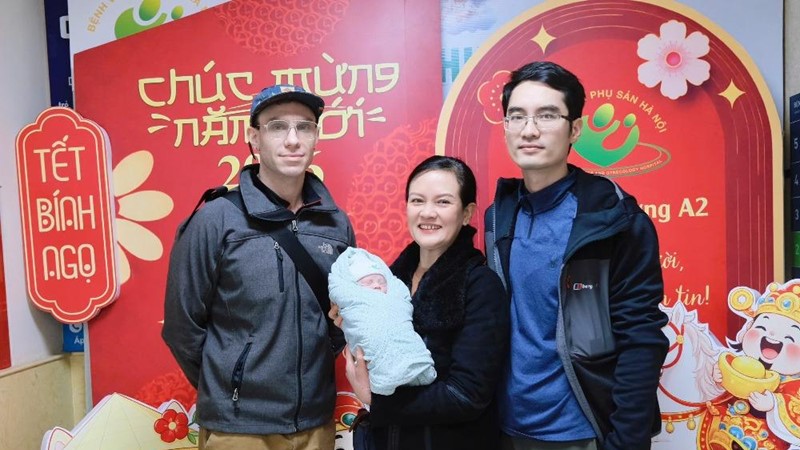 Bóc tách khối u 18cm, bảo tồn thiên chức làm mẹ cho sản phụ ung thư