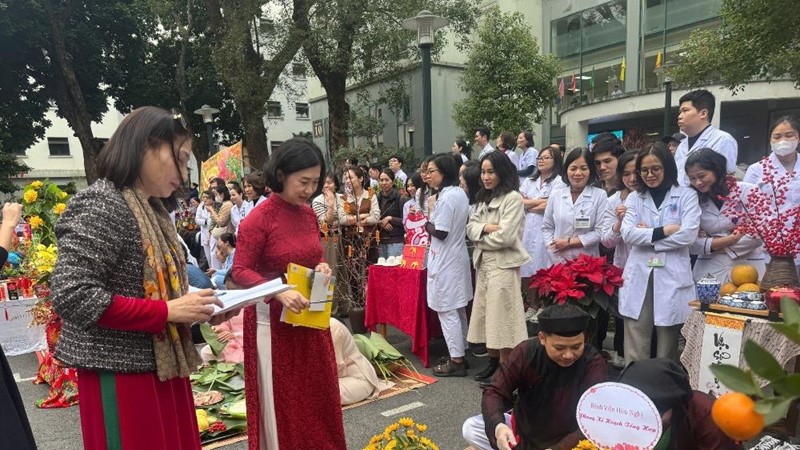 Bệnh viện Hữu Nghị: Gói bánh chưng xanh, trao gửi hy vọng ngày Xuân