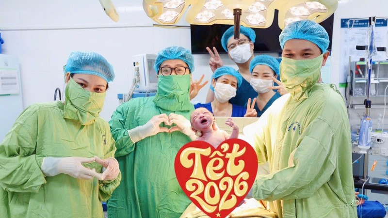 Đón em bé đầu tiên sau thời khắc Giao thừa Xuân Bính Ngọ 2026 tại Bệnh viện Phụ sản Hà Nội
