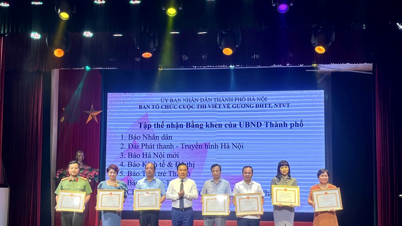 Báo Phụ nữ Thủ đô nhận Bằng khen của UBND TP và giải Ba cuộc thi gương người tốt việc tốt năm 2022