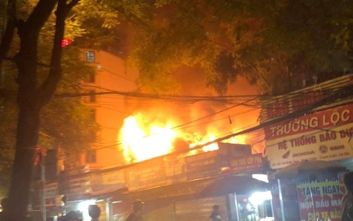 Hà Nội: Cháy 3 nhà liền kề ở phố Nhân Hòa trong đêm
