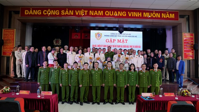 Gặp mặt cán bộ, chiến sĩ PCCC nhân kỷ niệm 50 năm Chiến thắng Hà Nội - Điện Biên Phủ trên không