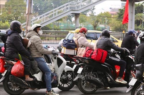 Đông đúc cảnh người dân trở lại Hà Nội sau kỳ nghỉ Tết Nguyên đán