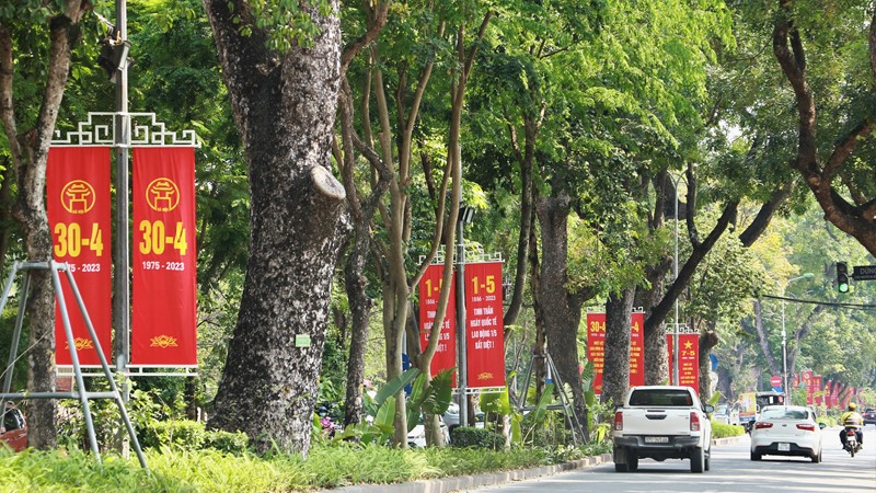 Đường phố Hà Nội trang hoàng cờ hoa chào mừng ngày lễ 30/4 – 1/5