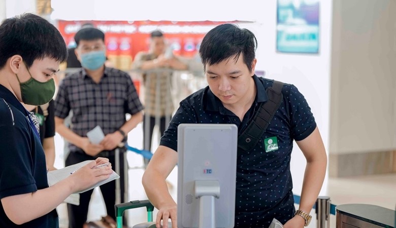 Người dân có thể dùng tài khoản định danh điện tử làm thủ tục lên máy bay