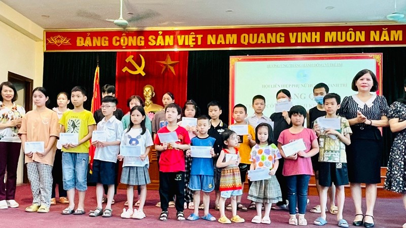 Tặng quà cho trẻ em mồ côi, trẻ có hoàn cảnh khó khăn nhân dịp ngày 1/6 