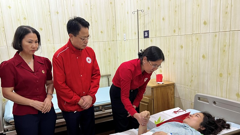 Trung ương Hội Chữ thập đỏ Việt Nam thăm hỏi, hỗ trợ nạn nhân hỏa hoạn và lũ lụt