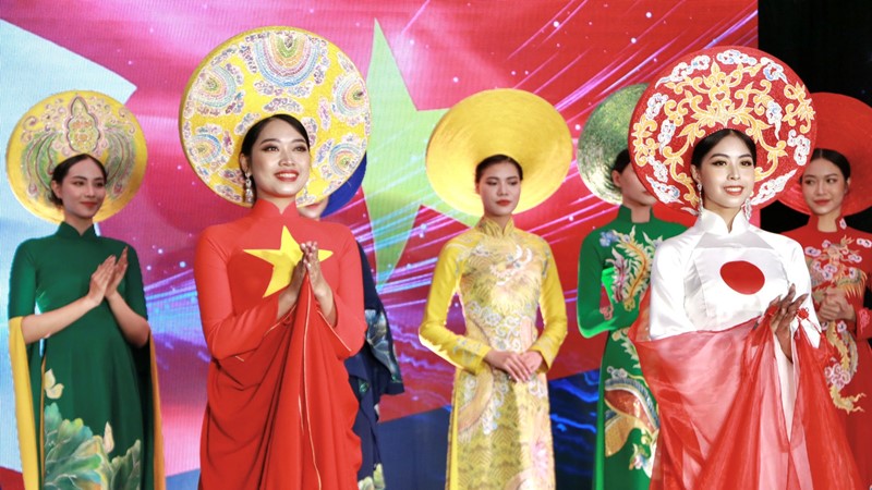 Duyên dáng áo dài Việt Nam và kimono Nhật Bản qua “Sắc thu Việt - Nhật“