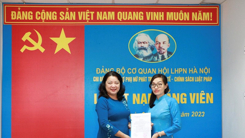 Chi bộ Ban Hỗ trợ phụ nữ phát triển kinh tế - Chính sách luật pháp kết nạp Đảng viên mới