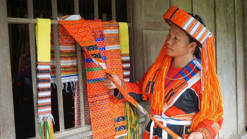Tuyên Quang: Phụ nữ Pà Thẻn “giữ lửa” nghề truyền thống