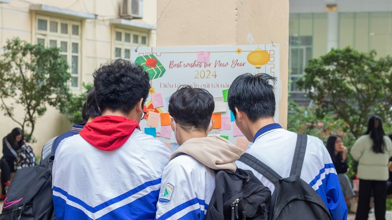 Không khí Tết rộn ràng trong sự kiện “Ngày hội Đổi sách” tại trường Chuyên Sư phạm