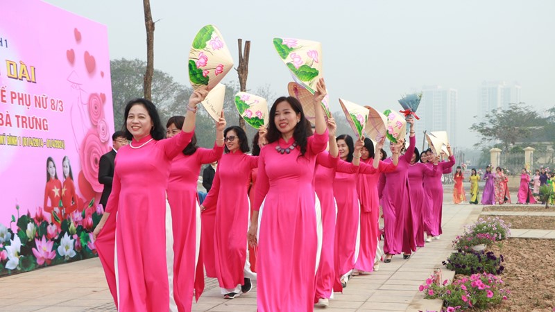 Ấn tượng với màn “Trình diễn áo dài” của phụ nữ phường Mỹ Đình 1