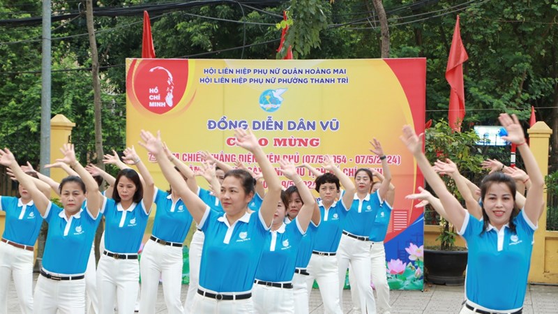 Phụ nữ quận Hoàng Mai đồng diễn dân vũ chào mừng 70 năm Chiến thắng Điện Biên Phủ