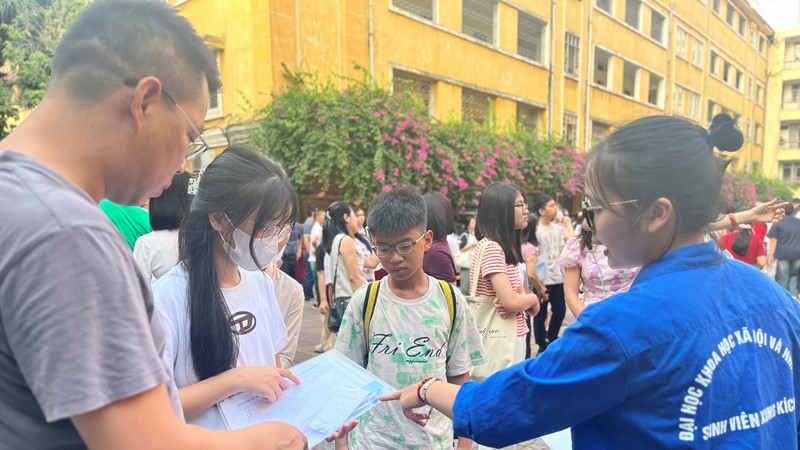 Thí sinh xúc động, cảm kích trước màu áo xanh tình nguyện tiếp sức mùa thi