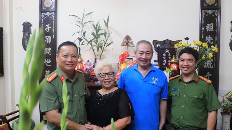 Ban Giám đốc Công an Hà Nội tri ân các anh hùng liệt sỹ, thương bệnh binh