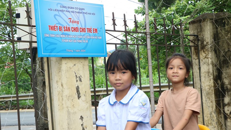 Công đoàn cơ quan Hội LHPN Hà Nội: Trao tặng thiết bị sân chơi cho trẻ em xã Khánh Thượng, huyện Ba Vì