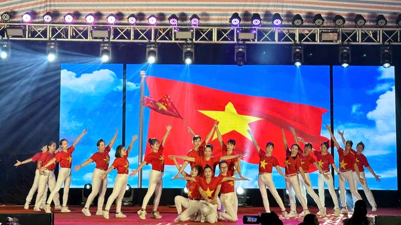 Sôi nổi các màn trình diễn giao lưu “Vũ điệu Mê Linh“