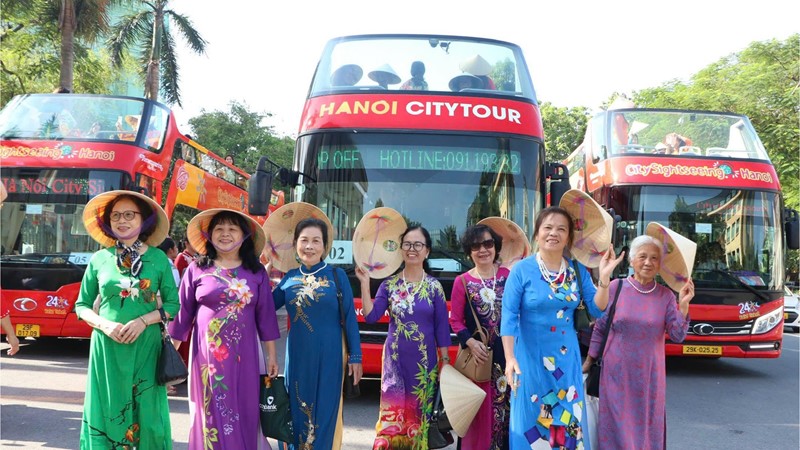 City bus “Tinh hoa áo dài” 2024: Hàng trăm du khách lan toả vẻ đẹp áo dài