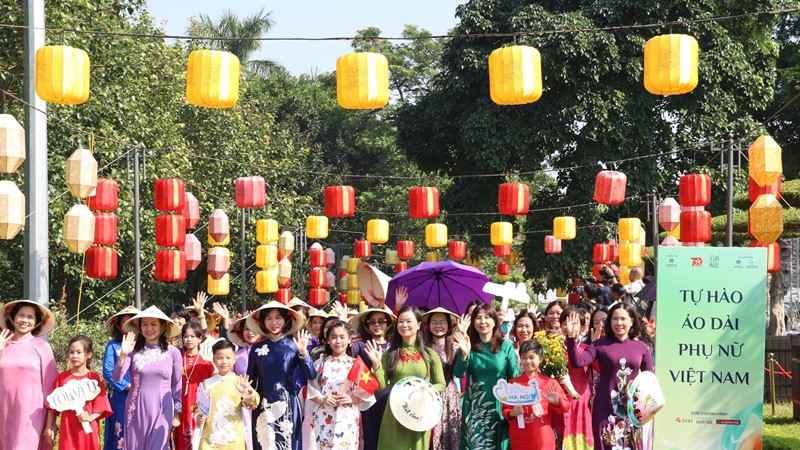 Carnaval Áo dài “Phụ nữ Thủ đô hội nhập và phát triển”