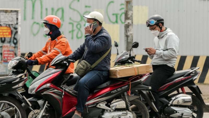 Dừng xe nghe điện thoại có bị xử phạt?