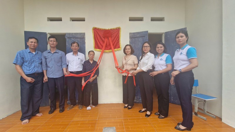 Hội LHPN Hà Nội trao kinh phí hỗ trợ xây sửa “Mái ấm tình thương“